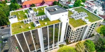 Telhado verde em dois prédios no meio urbano. Conceito de 5 R’s da sustentabilidade.