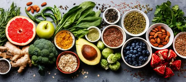 Alimentação e saúde mental - diversos legumes, frutas e sementes