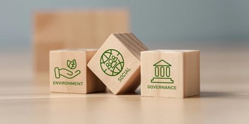 Três blocos de madeira com a sigla ESG estampada. Conceito de carreira em ESG.