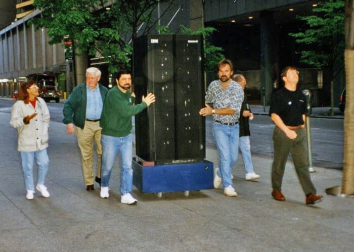 Membros da equipe responsável pelo Deep Blue da IBM levam o sistema pelas ruas de Nova York. Divulgação IBM.