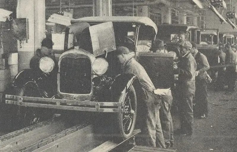 Foto de linha de produção fordista, de 1928. Domínio Público/Wikimedia Commons.