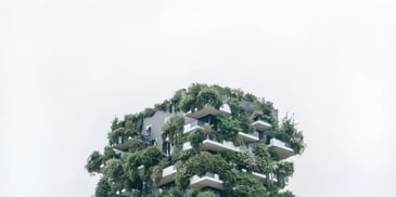 Prédio com jardim vertical, em Milão, Itália. Conceito de arquitetura sustentável. Max van den Oetelaar/Unsplash.