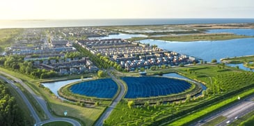Foto aérea de bairro sustentável em Almere, nos Países Baixos. Conceito de planejamento urbano regenerativo.