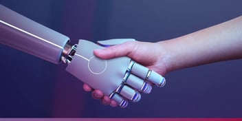 Ronaldo Lemos explica a relação entre ética e inteligência artificial. - Detalhe de aperto de mão entre um robô e um ser humano.