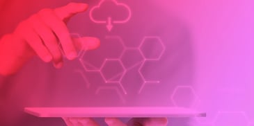 Smart contracts e blockchain. - Detalhe de mão masculina apontando para um ícone de nuvem, enquanto a outra segura um tablet.