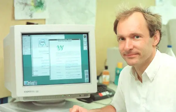 Tim Berners-Lee, criador do protocolo WWW, em 1994. Créditos: ITU Pictures CC BY 2.0. 