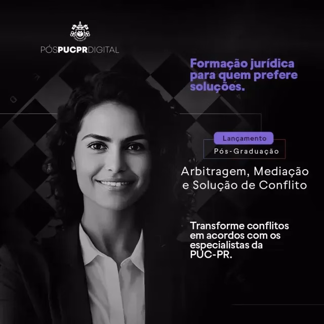 Uma mulher está sorrindo em uma foto em preto e branco
