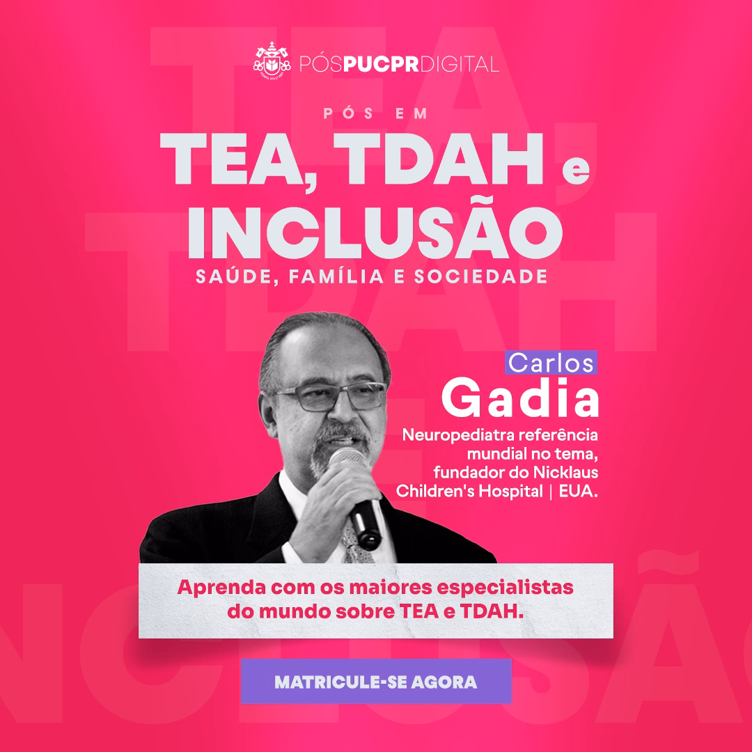 Um homem segura um microfone em frente a um fundo rosa que diz chá tdah e inclusão